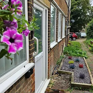3 Bed House London Airport Parking Luton (Bedfordshire)